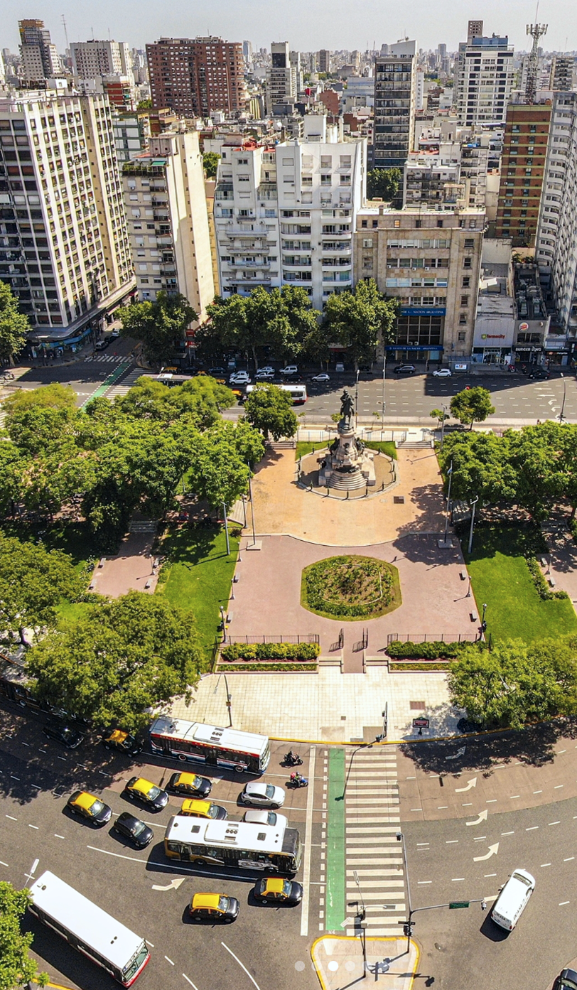 Plaza y avenidas con acceso a transporte
